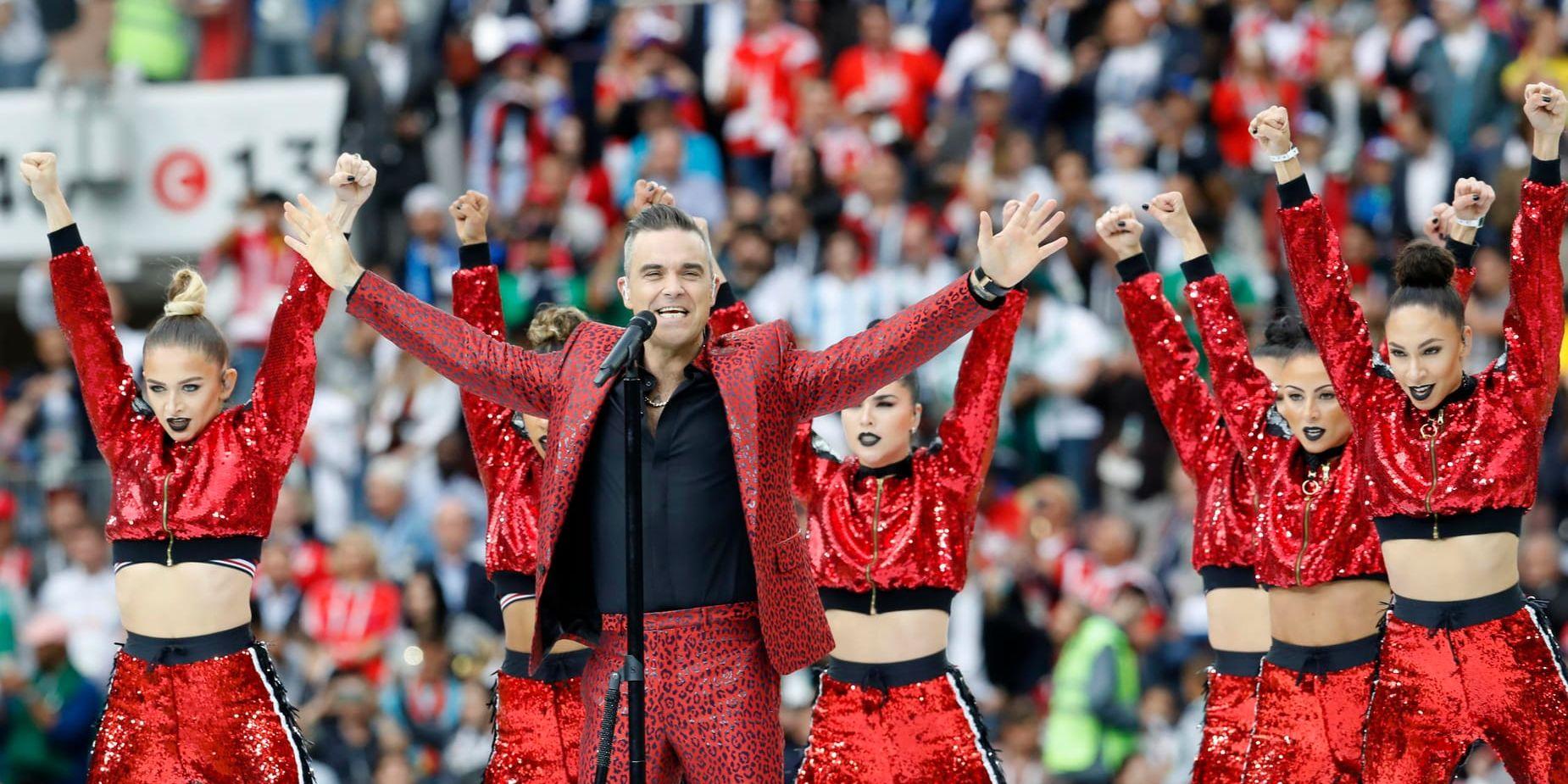 Den brittiska artisten Robbie Williams visade finger i direktsändning under invigningen av fotboll-VM 2018.