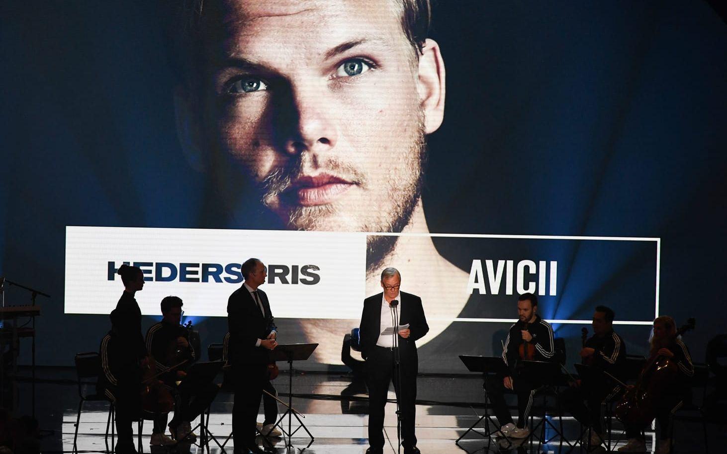 Klas Bergling tar emot årets hederspris som tilldelats Tim &quot;Aviccii&quot; Bergling under
&quot;Grammisgalan på Cirkus.
