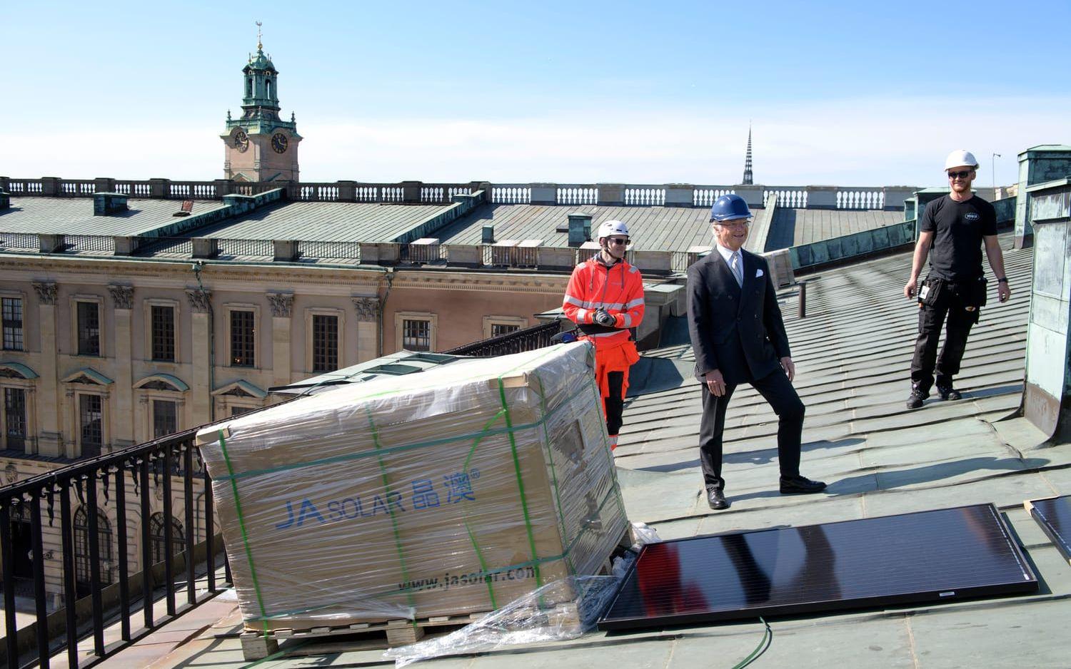Solcellsanläggningen kommer att bre ut sig på slottstakets norra sida och vara synlig för flyg på väg in i Stockholm.