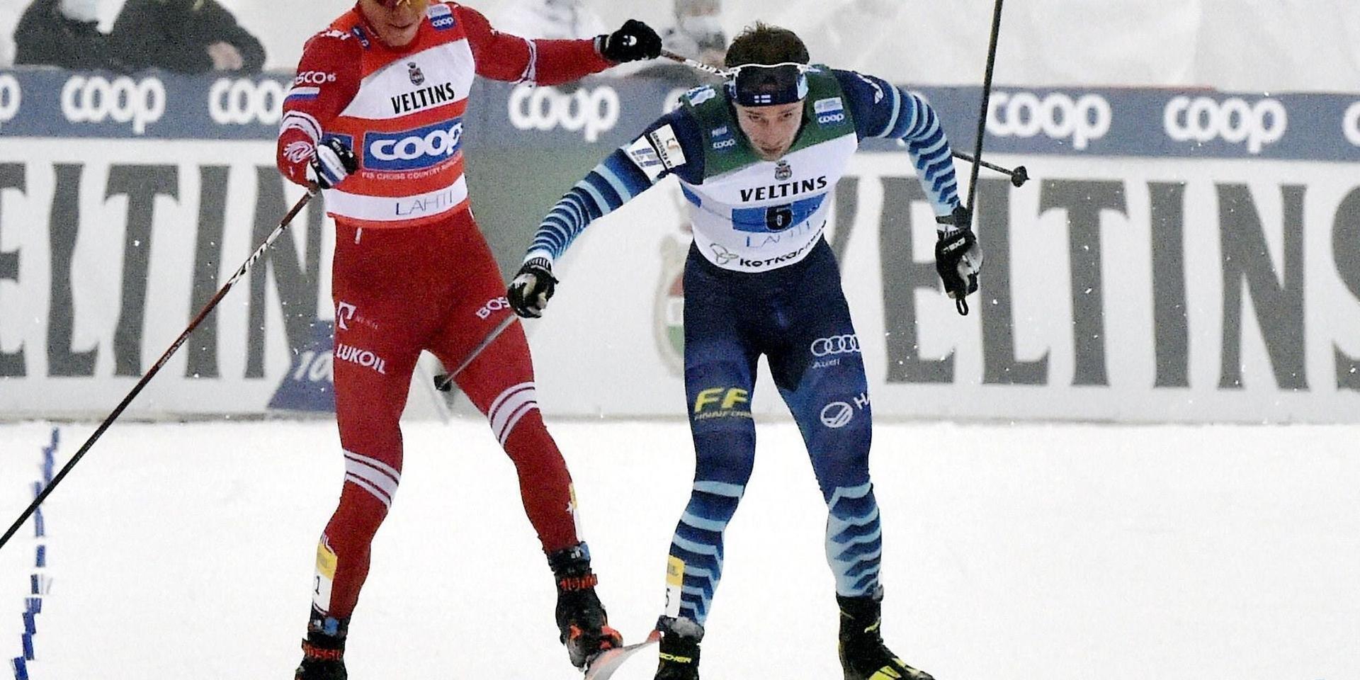 Alexander Bolsjunov och Joni Mäki på upploppet under helgens världscupstafett i Lahtis.