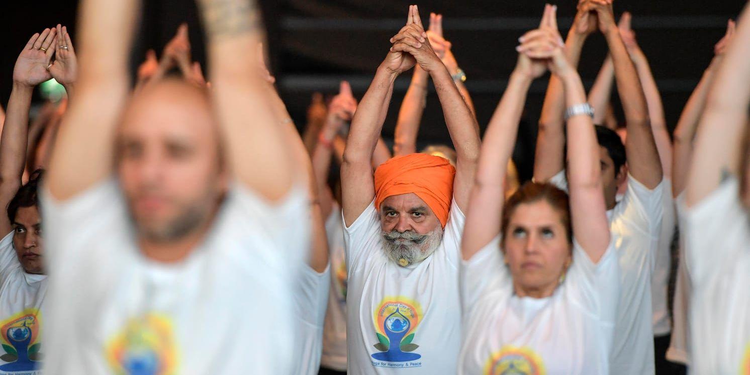 Omkring tusen personer deltog vid firandet av den Internationella yogadagen.