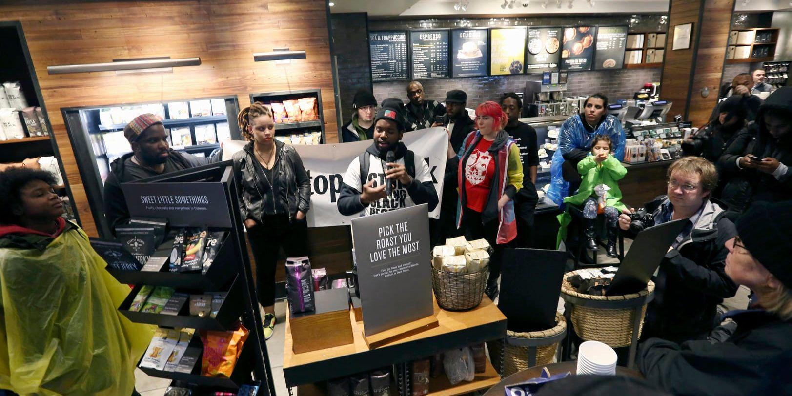 Demonstranter ockuperar Starbucks kafé i Philadelphia, där männen greps.