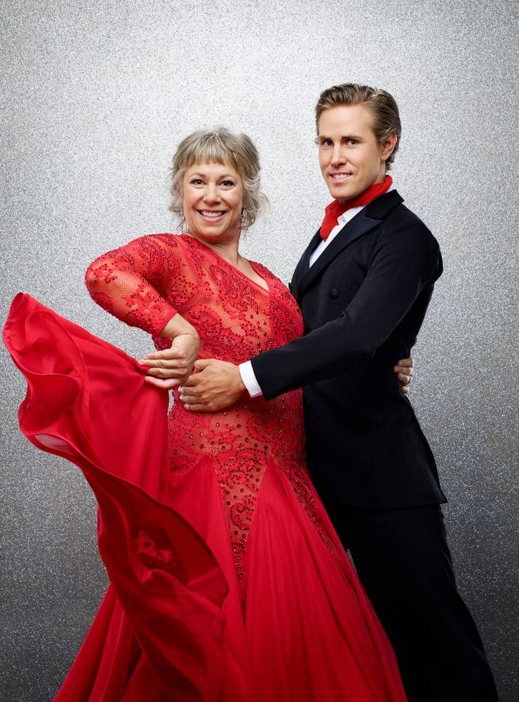 Stina Wollter och Tobias Bader dansar tango. Bild: TV4.