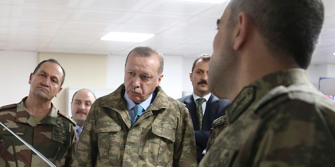 Turkiets president Recep Tayyip Erdogan (i mitten) informeras av turkisk militär om offensiven i Afrin i Syrien. Arkivbild.