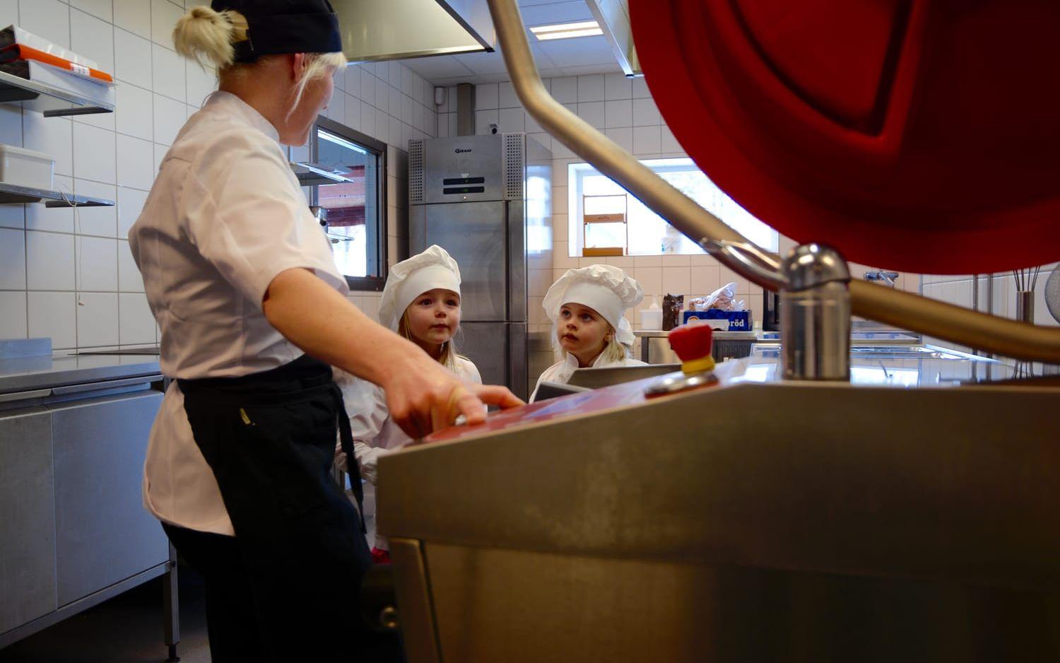 Innan de hjälper till med mellanmålet får tjejerna en rundtur i köket. Bild: Karina Hansson