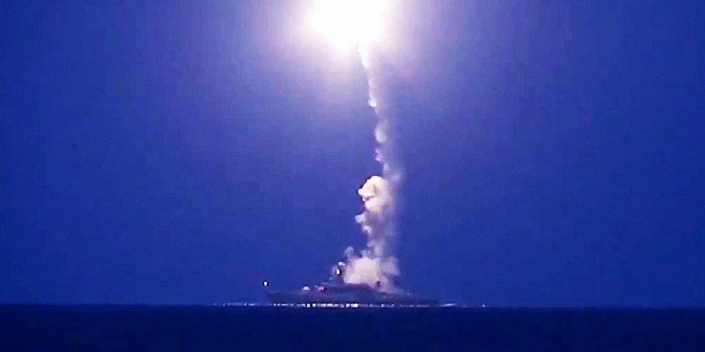 Ett ryskt örlogsfartyg avfyrar en kryssningsmissil mot mål i Syrien från södra Kaspiska havet. Denna bild är från den 7 oktober.