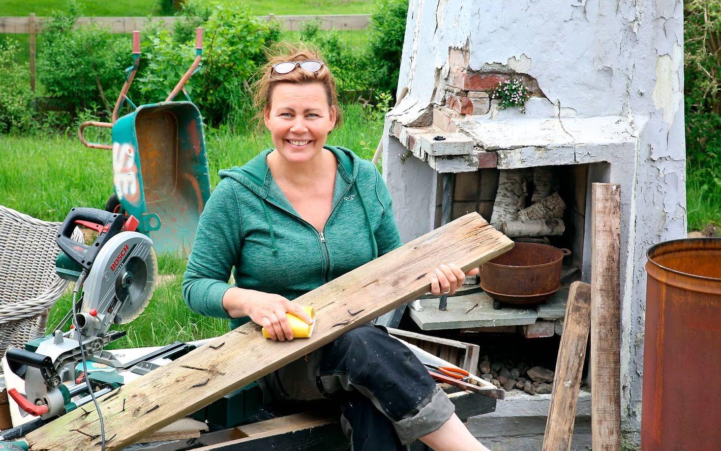 Lisa Ström som fyller 50 på tisdag utmanar sig själv mitt i livet, säger upp sig från en fast tjänst och satsar på att jobba med inredning och trädgårdsarkitektur i egen regi. Bild: Elisabet Omsén
