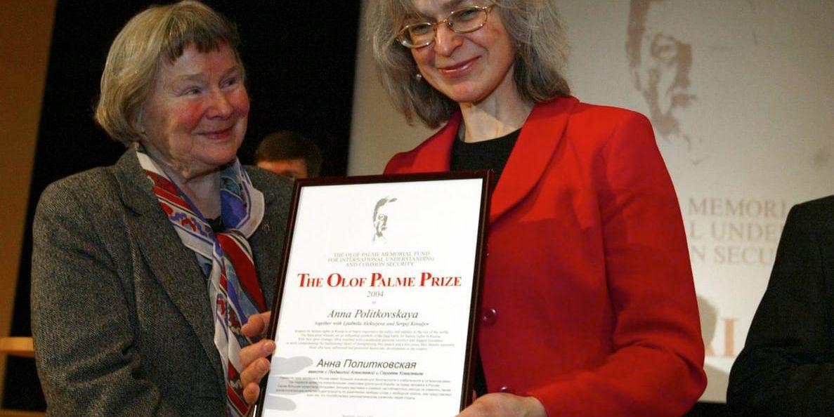 Den ryska journalisten Anna Politkovskaja, som mördades 2006, tar emot Olof Palmepriset av Lisbet Palme under ett besök i Stockholm 2005.