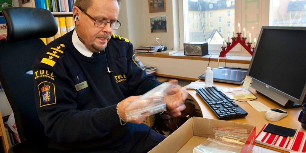 Lars Hansson, tullens specialist på narkotikafrågor, här med ett urval internetdroger som tagits i beslag.
