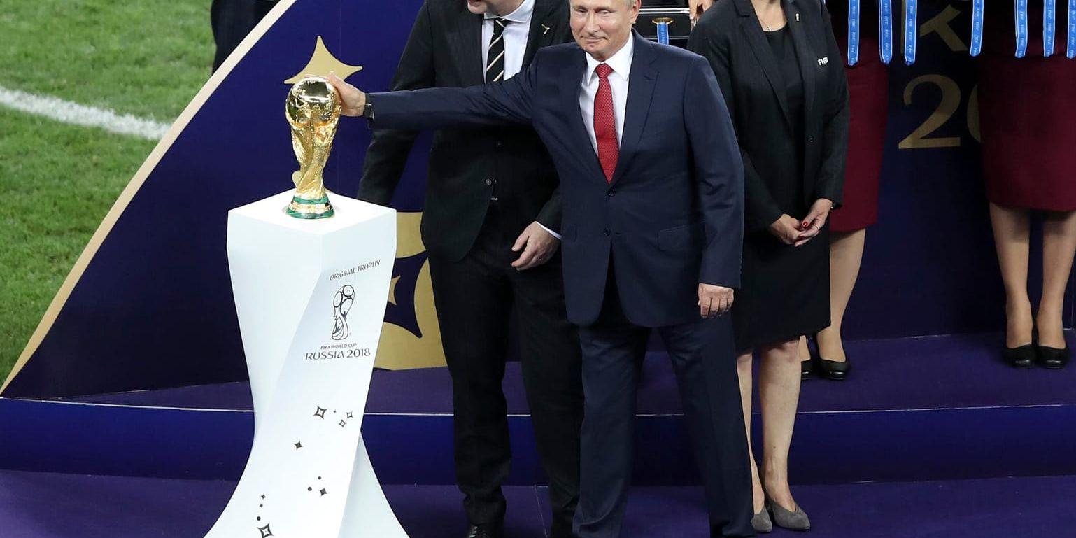 Rysslands president Vladimir Putin med VM-pokalen.