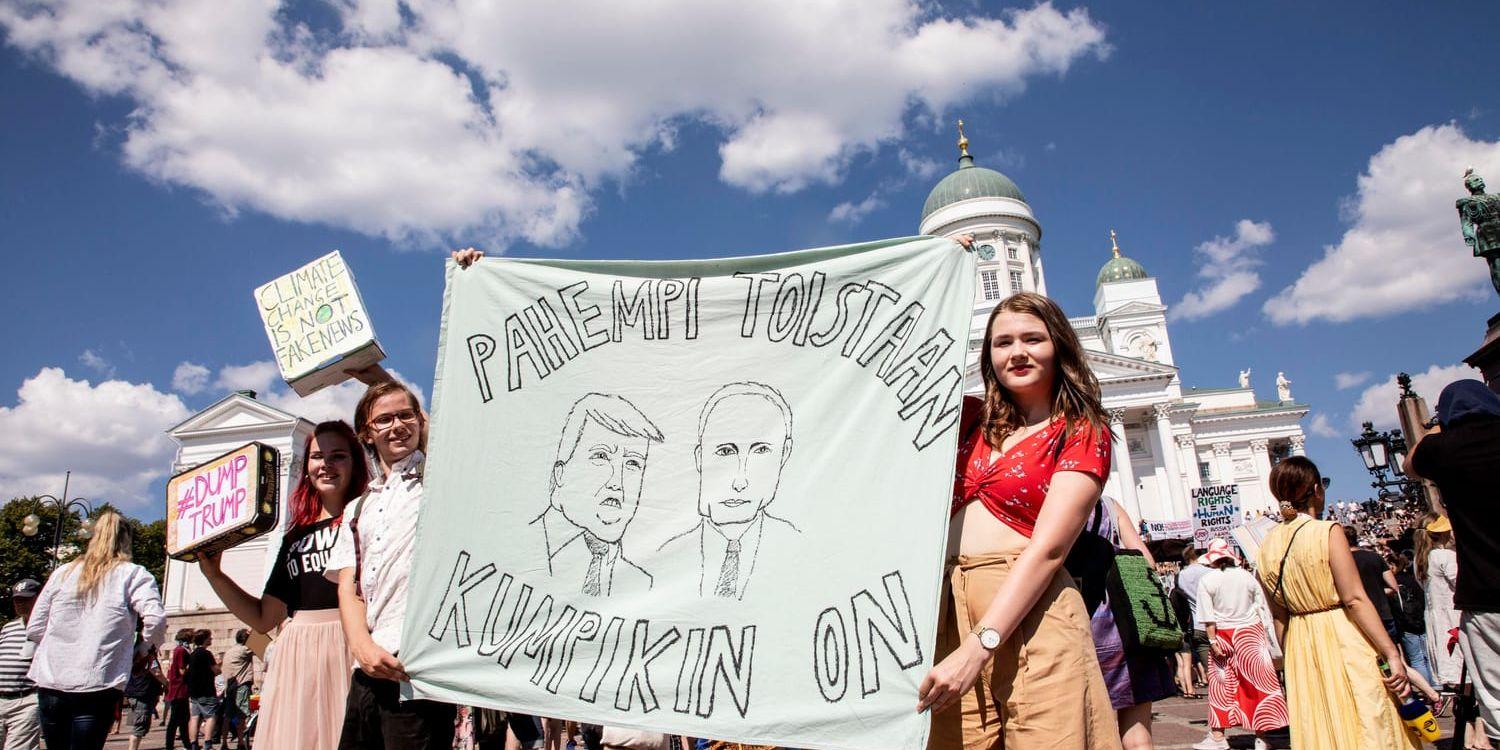 Anju Marjamaa, Eetu Selenius och Hanna Leskinen hade rest hela kvällen och natten från norra Finland för att delta i demonstrationerna mot president Vladimir Putin och president Donald Trumps möte i Helsingfors.