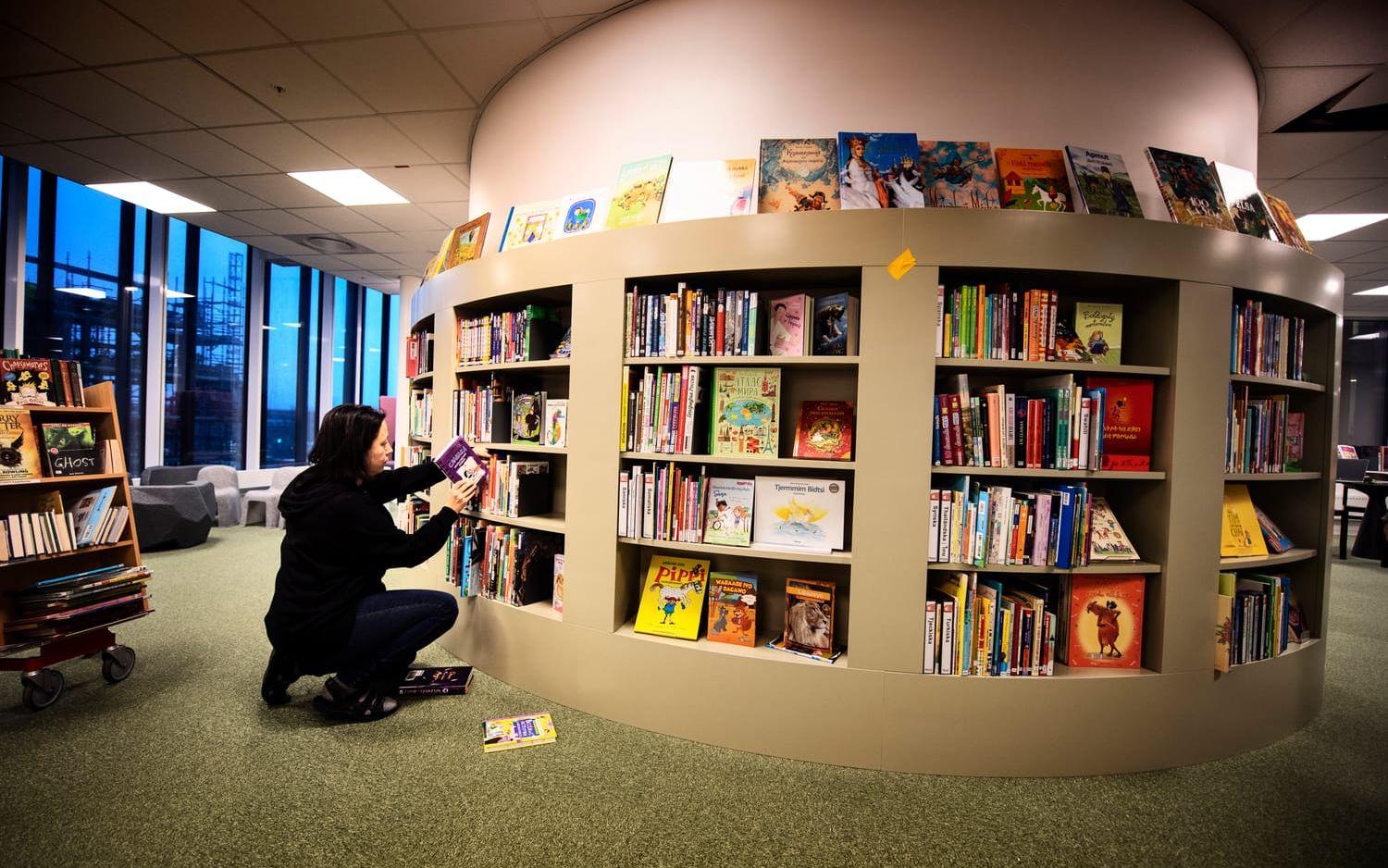 Gamlestadens bibliotek har flyttat in i Världslitteraturhuset. Här sätter Åsa Bååth  ordning barnböcker på olika språk (arkivbild). 
