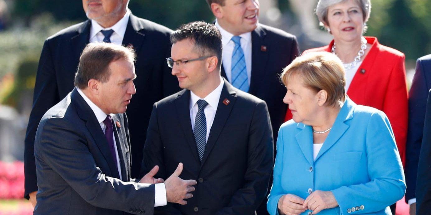 Statsminister Stefan Löfven talar med Sloveniens premiärminister Marjan Sarec och Tysklands förbundskansler Angela Merkel vid EU-toppmötet i Salzburg.