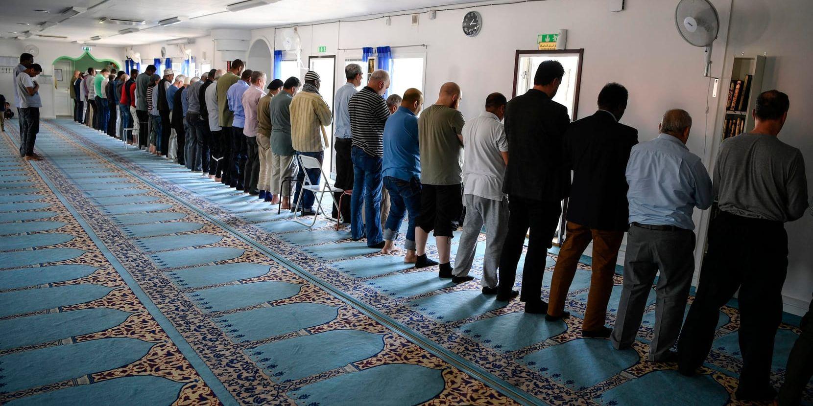 Bön i Stiftelsen Växjö muslimers moské. Arkivbild.
