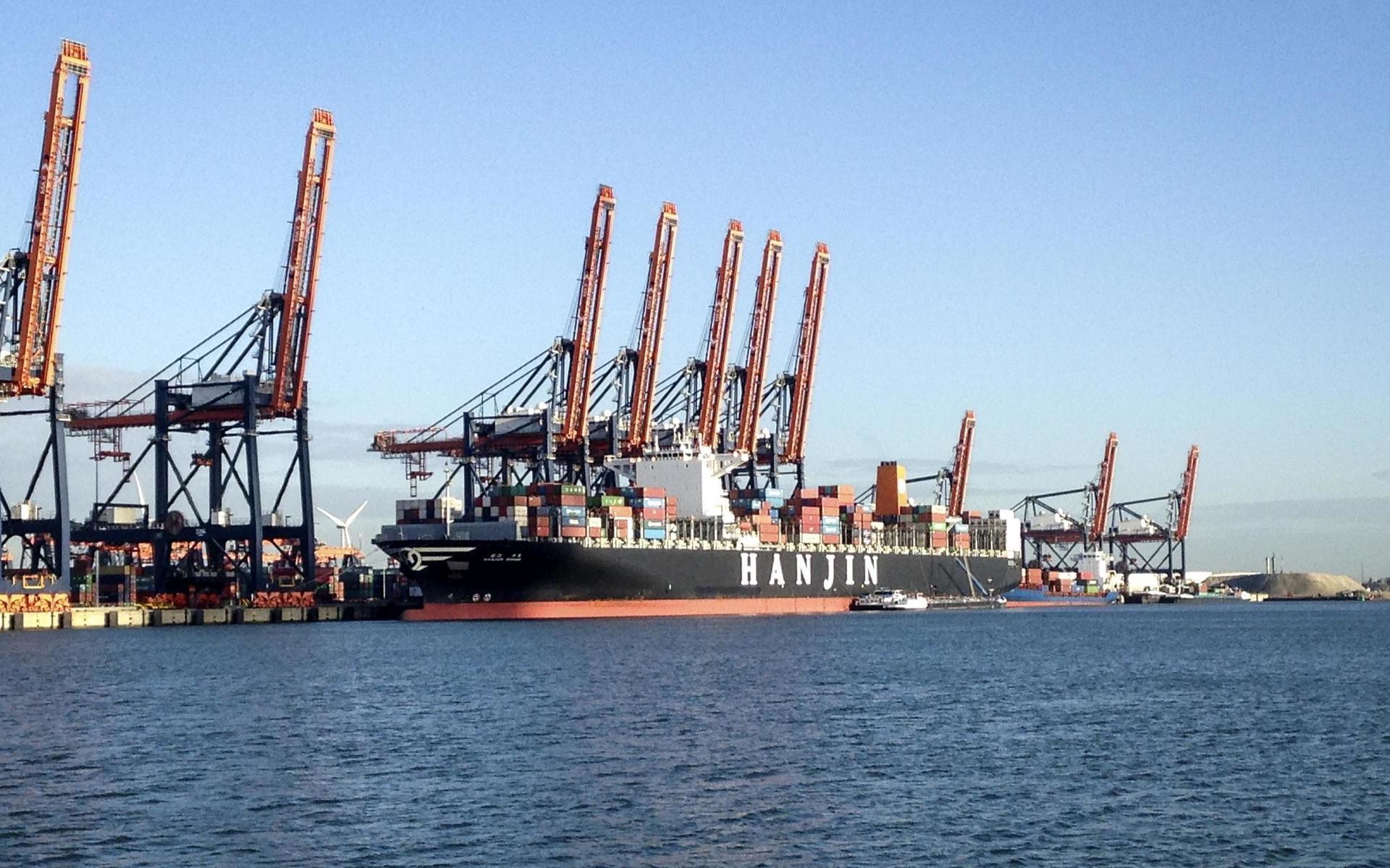 Att transportera en 12,2 meter lång stålcontainer sjövägen mellan Shanghai och Rotterdam kostar nu motsvarande nära 90 000 kronor, nära tre gånger dyrare än ifjol, enligt Drewry Shipping, skriver The Guardian.