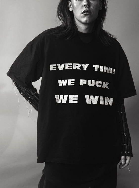 T-shirt med citatet ” Every time We fuck We Win”. Bild: Angelina Bergenwall.