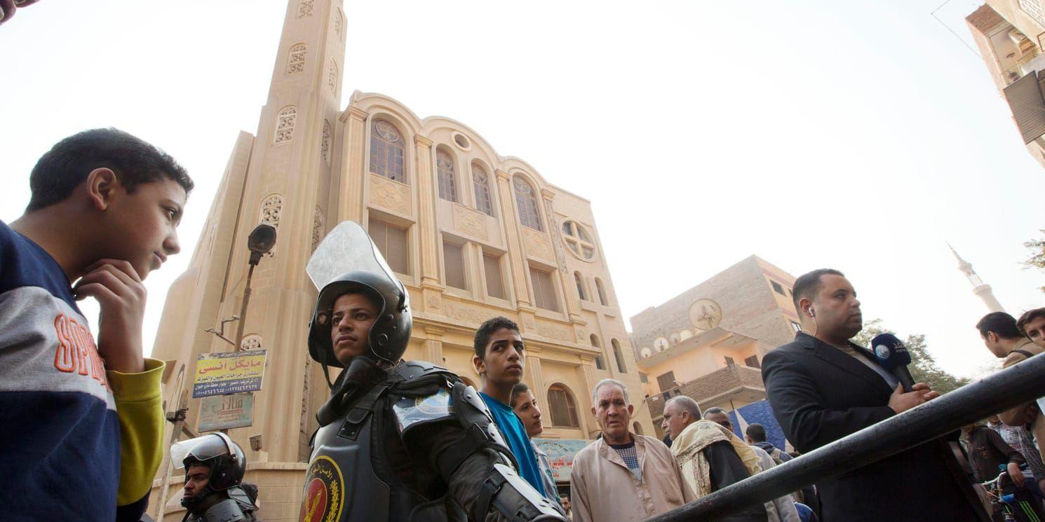 Poliser vid en koptisk kyrka i Kairo i december 2017, där minst tio personer sköts ihjäl. Arkivbild.