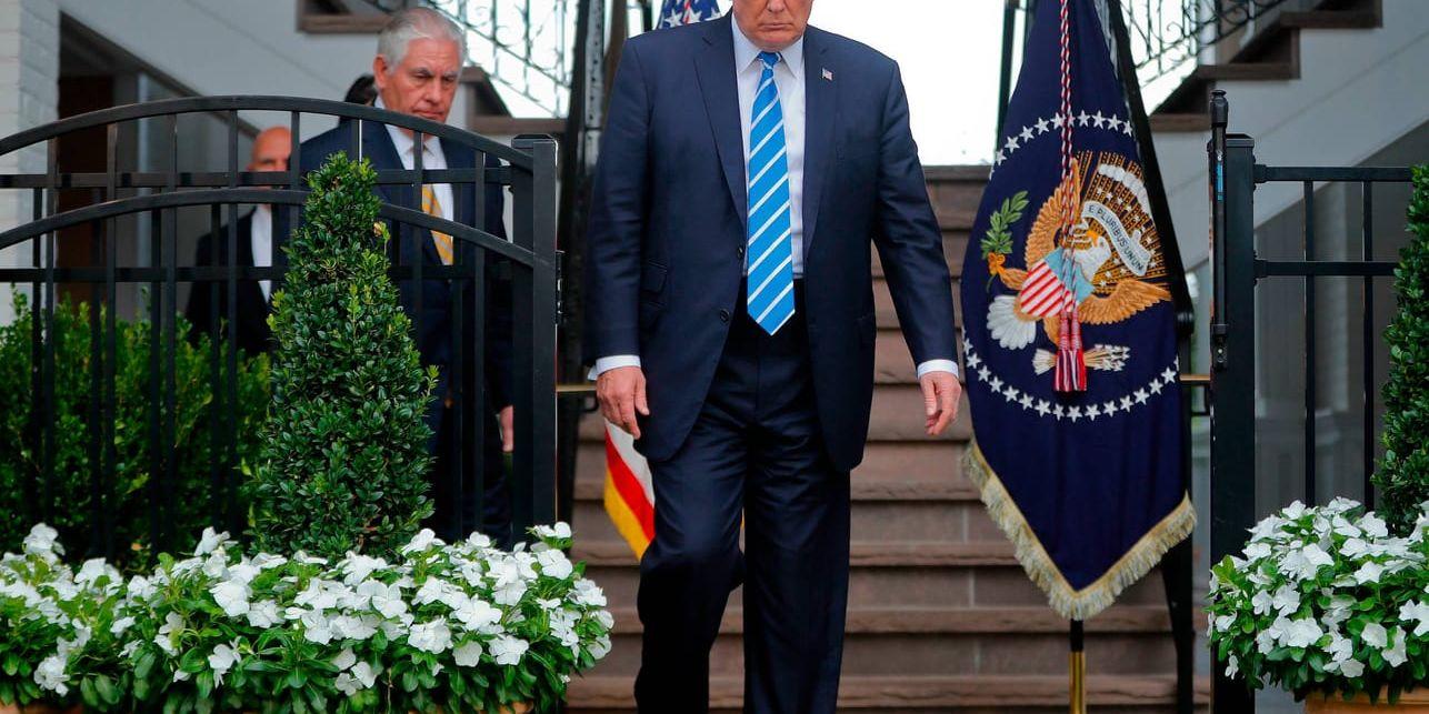 President Donald Trump, med utrikesminister Rex Tillerson i bakgrunden.
