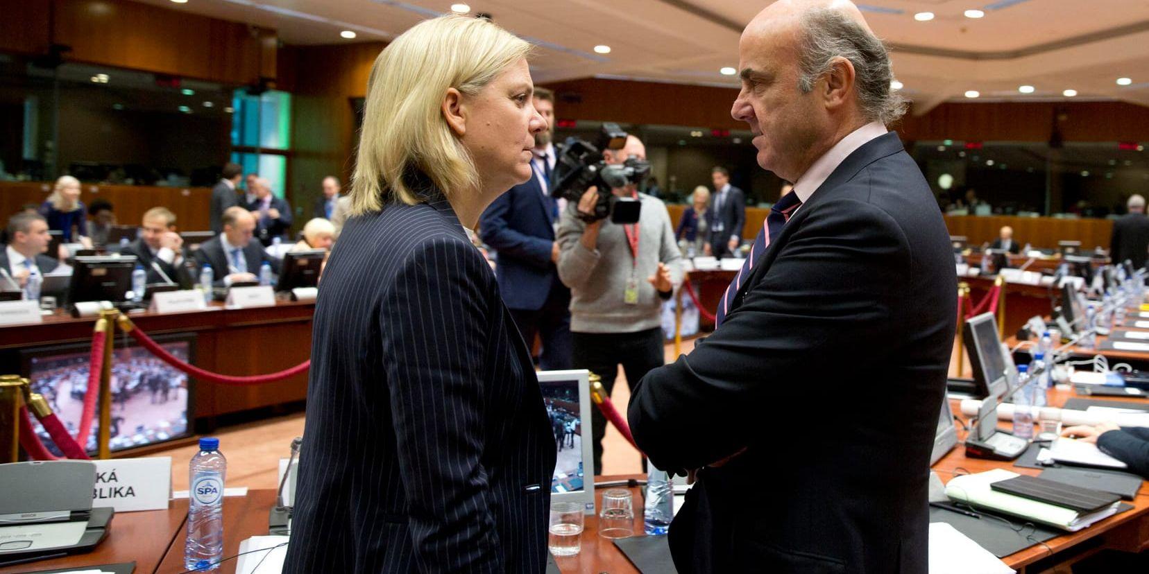 Spaniens finansminister Luis de Guindos – här tillsammans med Magdalena Andersson vid ett EU-möte i höstas – föreslås av euroländernas finansministrar som ny vicechef för Europeiska centralbanken, ECB.