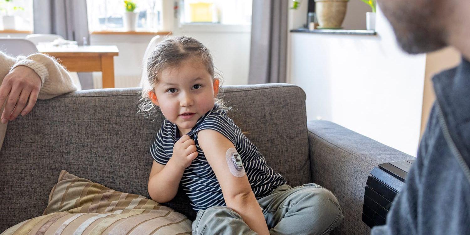 3-årig pojke med diabetesplåster på armen