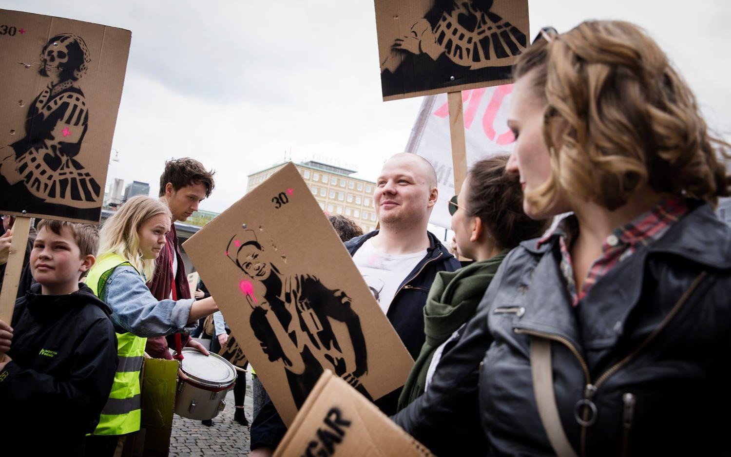 Sjuksköterskor demonstrerar för högre löner. Inte under tretti tusen är budskapet. Simon Fürst är med och annordnar demonstrationen som ska gå mellan Järntorget och Kungsportsplatsen.