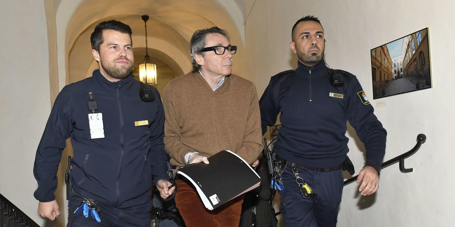 Kulturprofilen Jean-Claude Arnault anländer till rättegången i  Svea hovrätt. Han fälldes för våldtäkt i Stockholms tingsrätt, men överklagade fängelsedomen. 