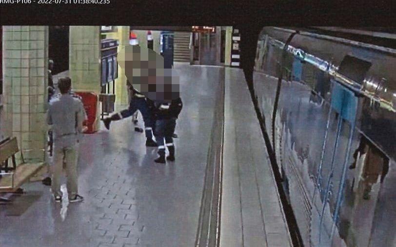 Övervakningsbild från ingripandet den 31 juli i fjol som slutade med att en man dog. Två ordningsvakter dömdes på tisdagen för vållande till annans död. Bild från polisens förundersökning.