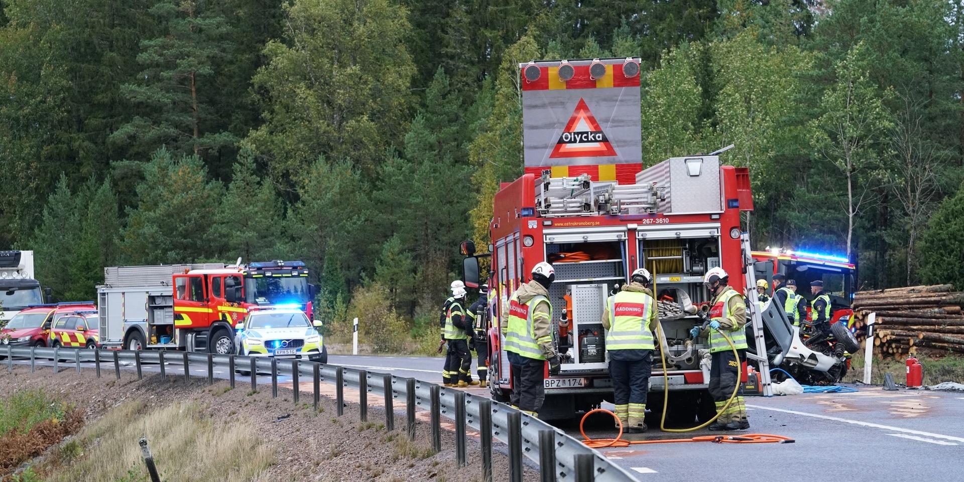 Två tonårspojkar omkom i en frontalkrock utanför Växjö på torsdagseftermiddagen. Vägen stängdes av i flera timmar efter olyckan.