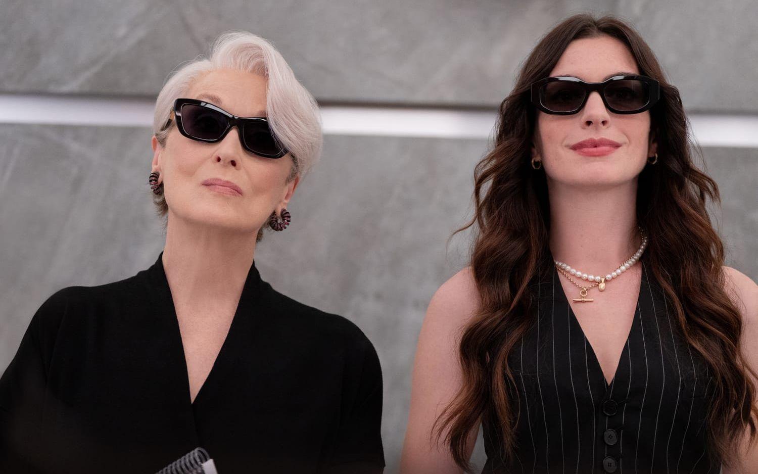 Meryl Streep och Anne Hathaway repriserar sina roller, 20 år efter originalfilmen, som Miranda Priestly och Andie Sachs i "Djävulen bär Prada 2". Pressbild.