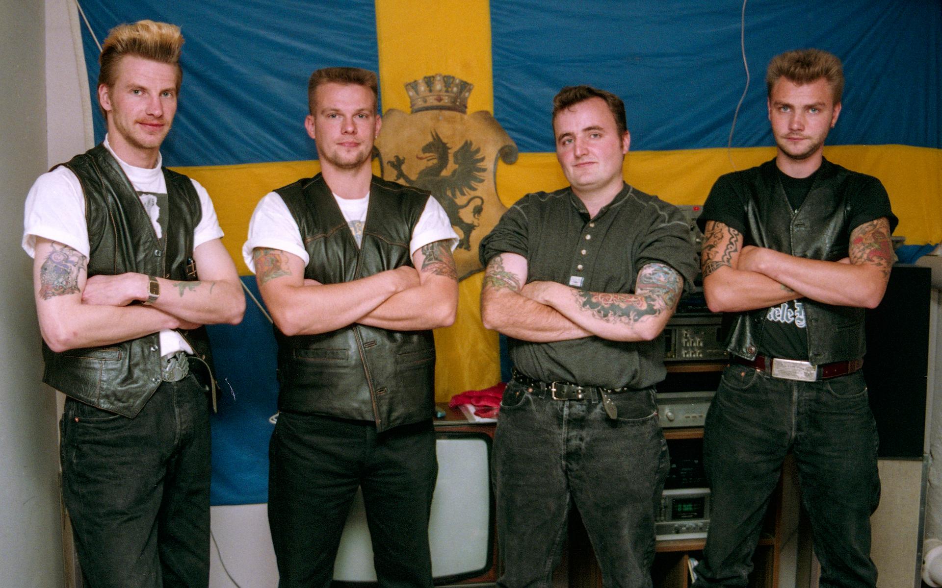 Rockbandet Ultima Thule fr. v. Janne Thörnblom, Niklas Adolfsson, Ulf Hansen och Tomas Krohn, poserar framför den svenska flaggan med vapensköld i gula korset. Bilden är något beskuren.