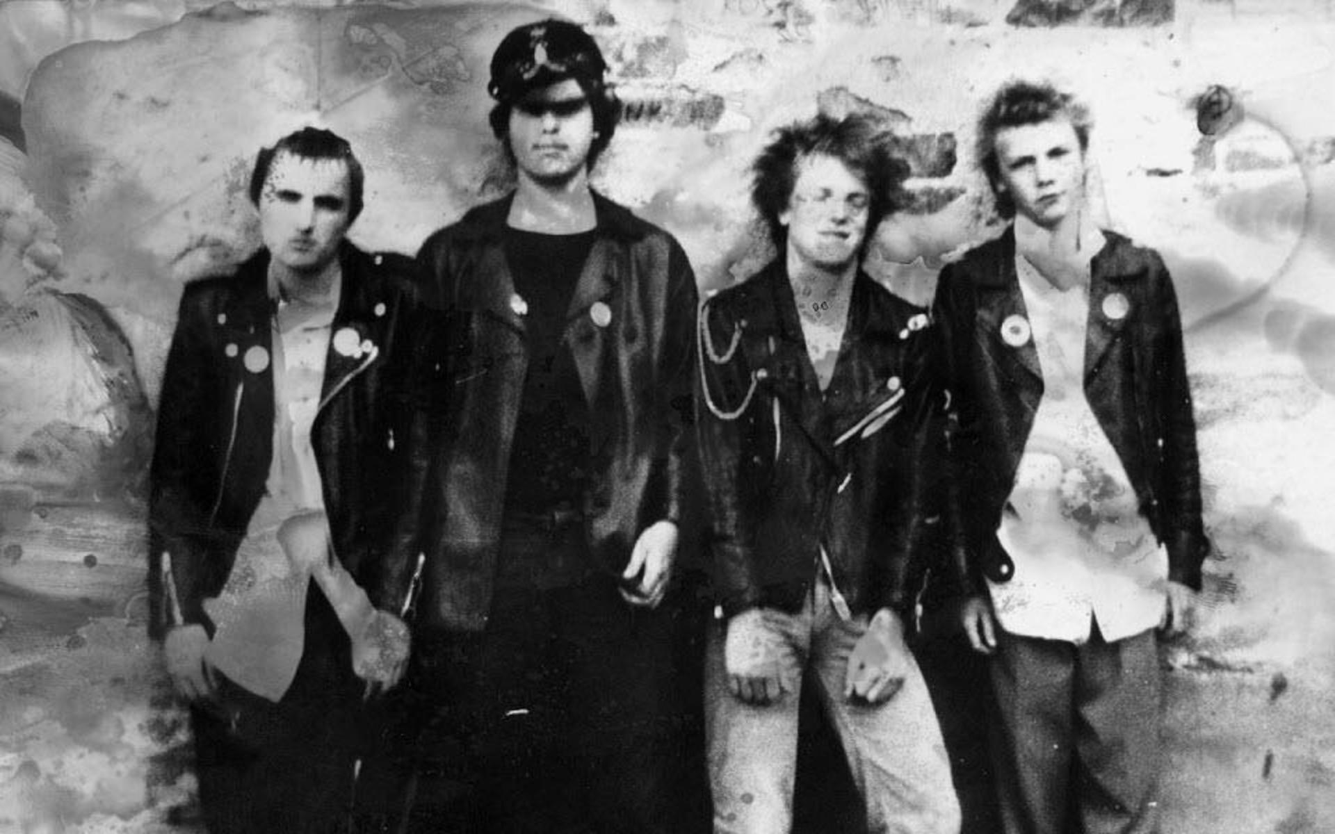 Bandet Rost, som senare blev Ugly Spots. Bilden är tagen i Oxelösund 1979-1980. Längst till vänster syns Ulf Hansen och längst till höger står Thomas Krohn.  Senare bytte Ugly Spots – under påverkan från den inre kärnan inom organisationen BSS (Bevara Sverige Svenskt) – namn till Ultima Thule och ändrade inriktning. Snart rörde de sig i högerextrema miljöer och spelade med vit makt-band som ”Vit aggression”.