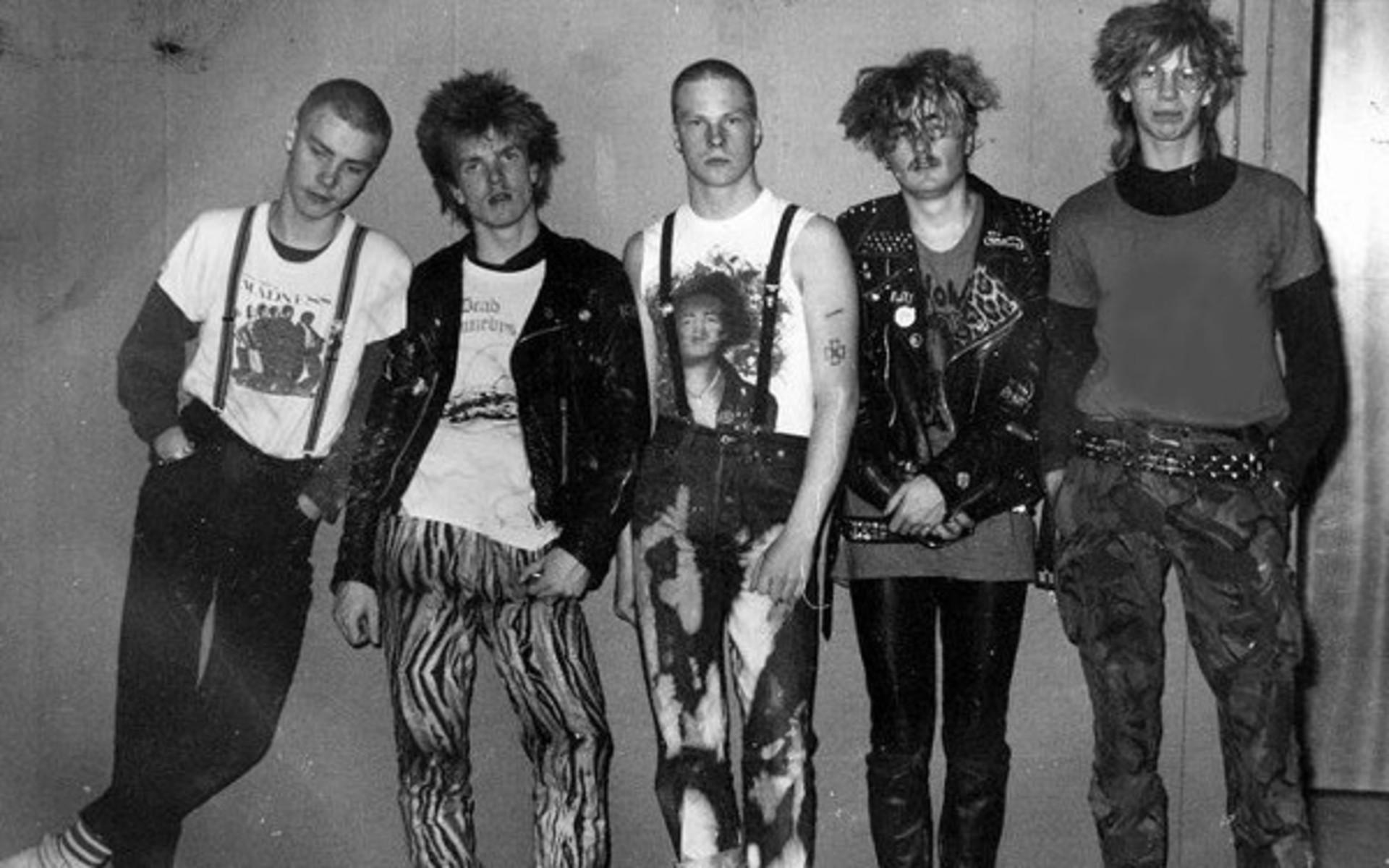Bandet Ugly Spots började skriva låtar 1982 i Oxelösund. Bland medlemmarna i bandet fanns bröderna Ulf och Bruno Hansen. Idag är de aktiva som trummis respektive sångare igen (efter ett längre avhopp) i Ultima Thule – bandet som blivit den svenska rasismens soundtrack.