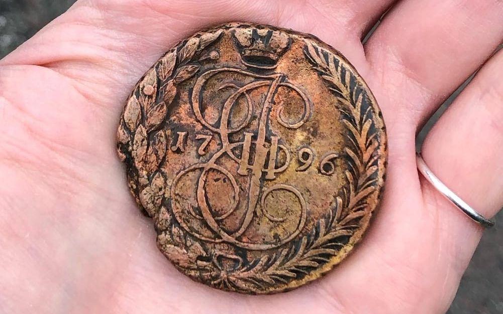 Det ryska myntet hittades i den gamla vallgraven i Haga under onsdagen.