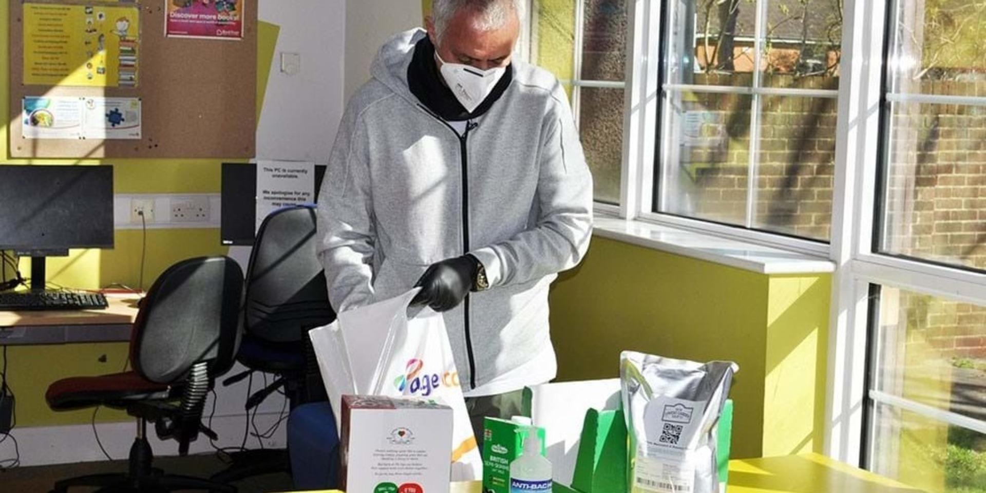 José Mourinho hjälper till och packar förnödenheter till äldre.