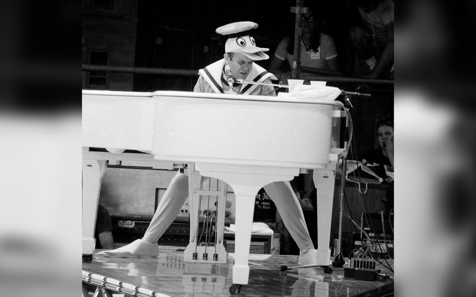 1980: Elton John uppträder i Central Park i New York i Kalle Anka-dräkt. Konserten var gratis och uppskattningsvis 400 000 besökare följde showen. Foto: TT