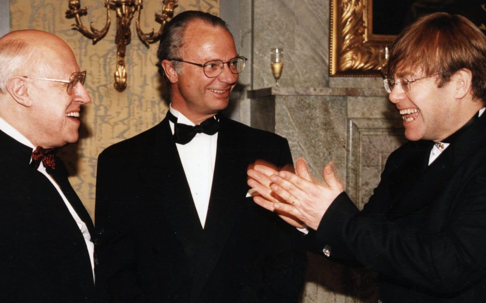 1995: Elton John i samspråk med kungen och den ryske tonsättaren och cellomästaren Mstislav Rostropovitj i samband med Polarprisutdelningen. På meritlistan märks, utöver Polarpriset, även fem Grammy Awards, en Tony Award och en Oscar för bästa filmlåt. Foto: TT
