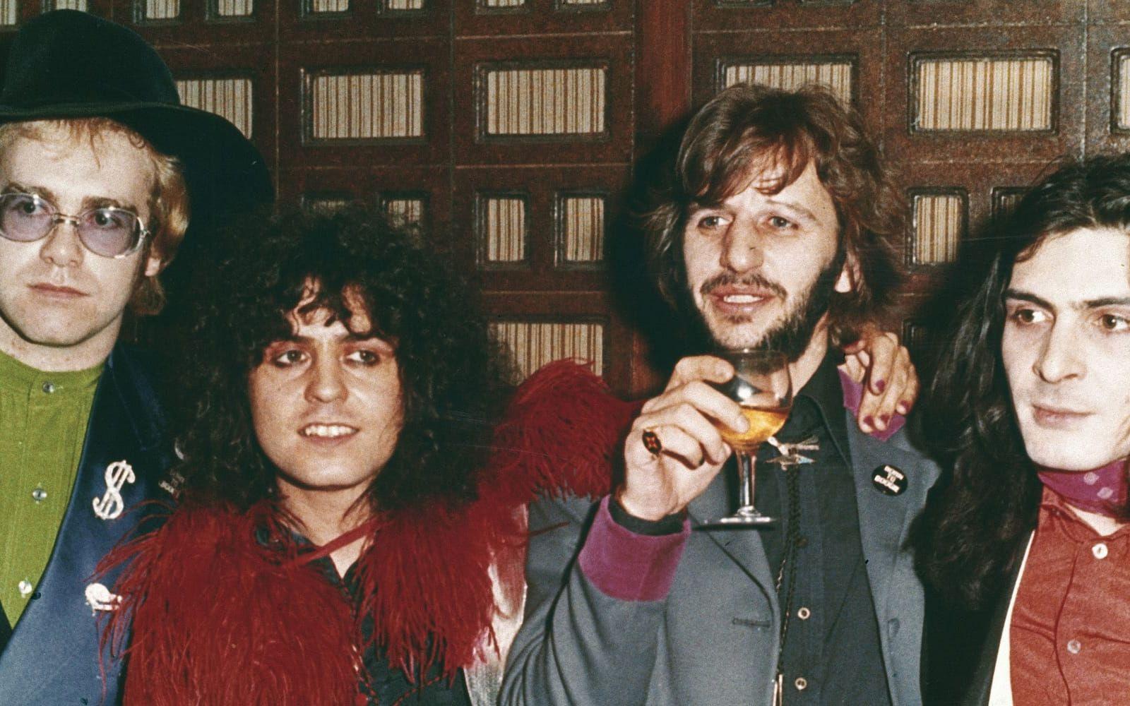Han följde upp med en lång rad framgångsrika album och singlar på 70-talet. ”Rocket man” kom 1972, ”Crocodile rock” och ”Goodbye yellow brick road” 1973, ”Someone save my life tonight” 1975 och ”Don’t go breaking my heart” 1976. På bilden: Elton 1973 med Marc Bolan, Ringo Starr och Mickey Finn. Foto: TT