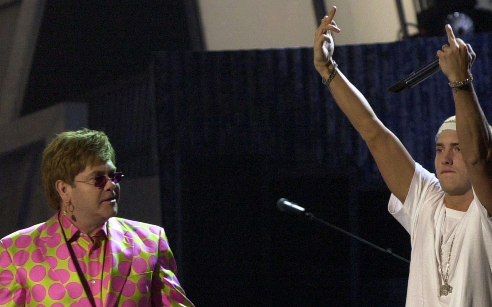 2001: Elton John har gjort en rad uppmärksammade samarbeten med andra artister genom årens lopp. Här står han på scen med Eminem under Grammy Awards. Andra namn som samverkat med Elton John är John Lennon, Eric Clapton, Billy Joel och George Michael. Foto: TT
