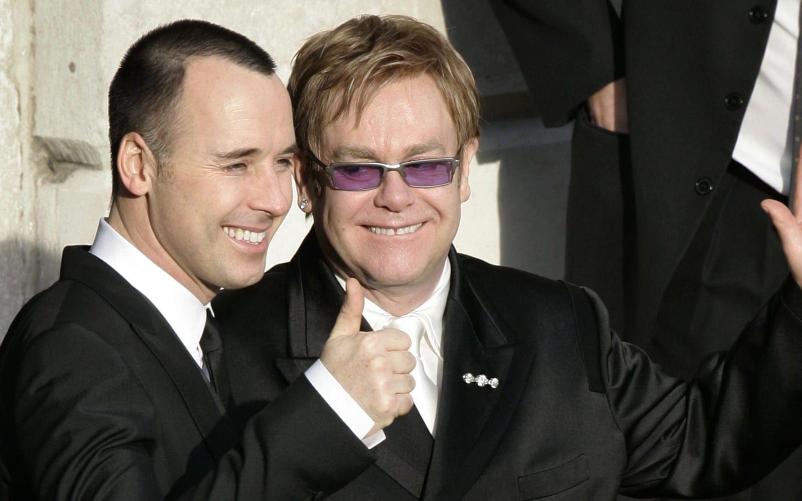 2005: Elton John med sin partner David Furnish, sedan de blivit bland de första gayparen i Storbritannien att ingå partnerskap med varandra. De blev ett par 1993 och gifte sig 2014 när det blev lagligt för personer av samma kön att gifta sig med varandra i Storbritannien. Foto: TT