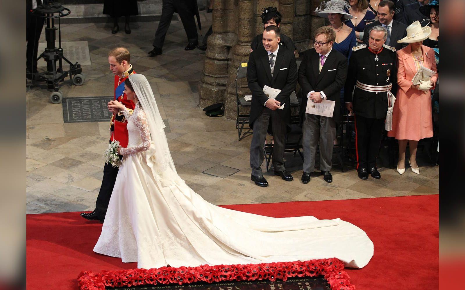 2011: Elton John och David Furnish följer prinsessan Dianas son, prins William, och blivande hertiginnan Catherine under deras vigsel. Foto: TT
