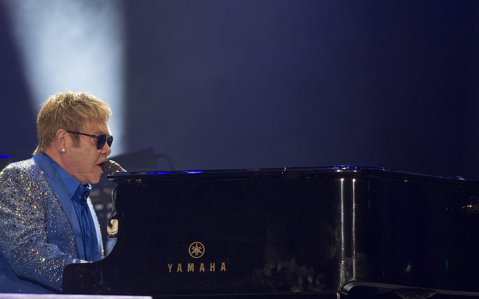 2015: Elton John på scen under en konsert i Rio de Janeiro. Förra året var han tvungen att dementera uppgifter om att han är på väg att gå i pension. ”Det finns ingen sanning i ryktena”, skrev han på Instagram. ”Jag ser fram emot att fira 50 år av samarbete med min ’partner-in-song’ Bernie Taupin nästa år”. Foto: TT