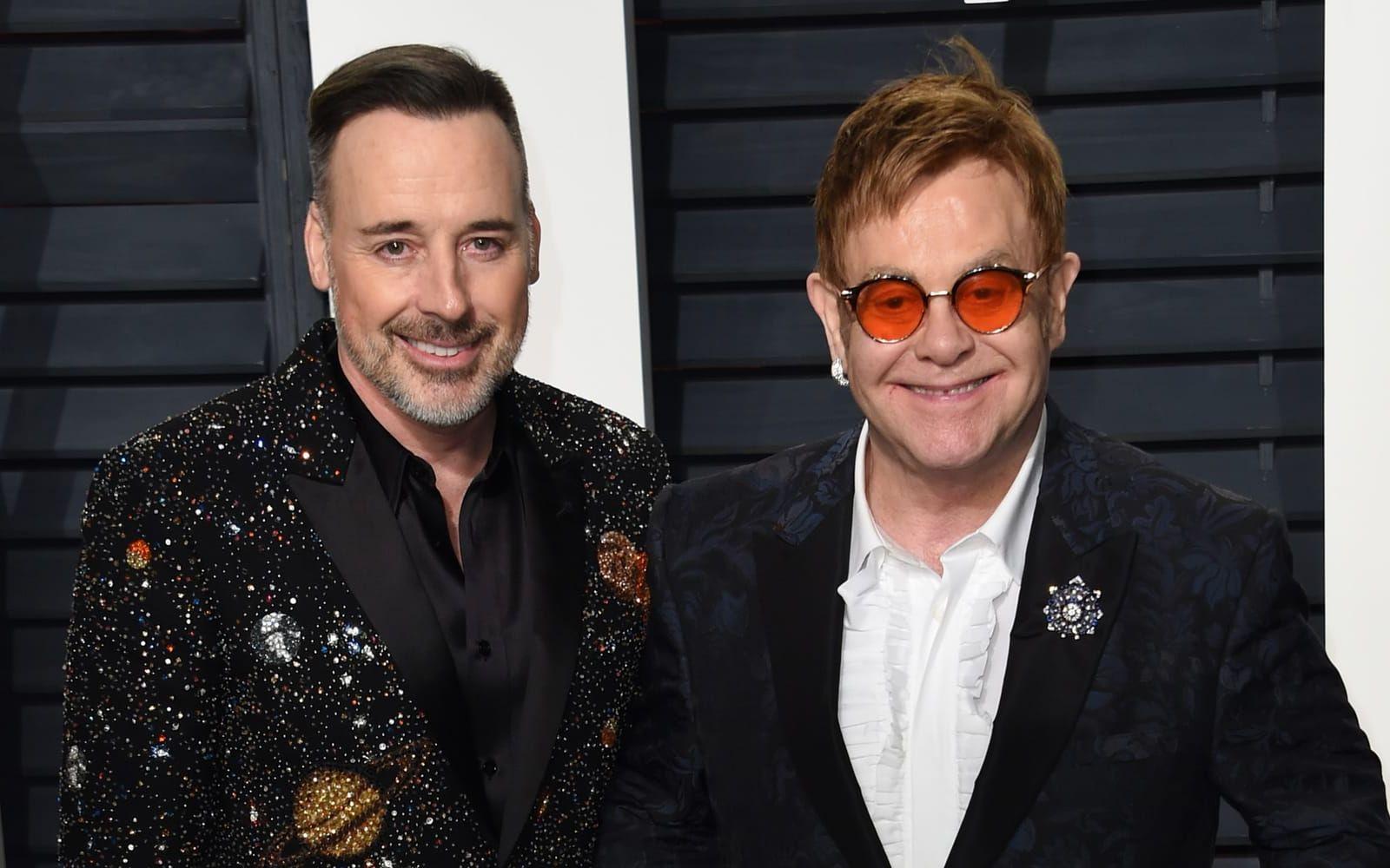 2017: Elton John poserar med David Furnish på sin årliga Oscarsfest till förmån för Elton John Aids Foundation. Den 25 mars fyller han 70 år. Foto: Stella Pictures