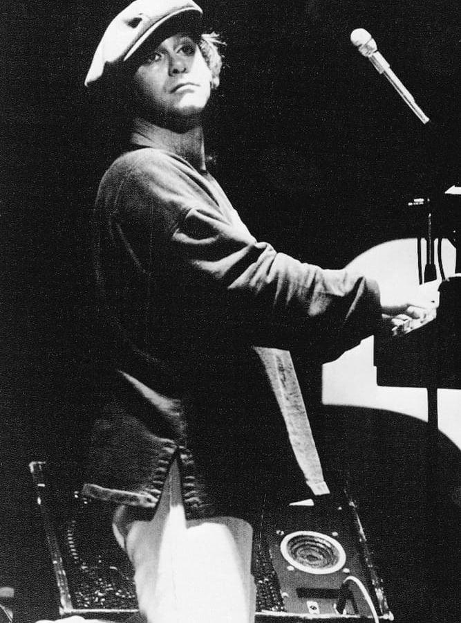 Elton John på scen i Paris 1979. Foto: TT