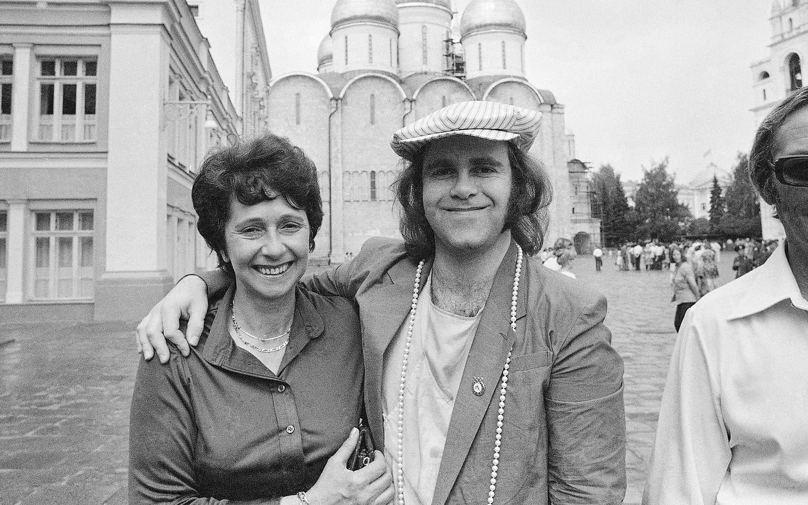 1979: Elton John med sin mamma Sheila Farebrother och styvfar Fred Farebrother i Moskva. Sheila skilde sig från Stanley Dwight när Elton var 14 år. Han har beskrivit sin pappa som frånvarande och kritisk till sonens artistdrömmar, även om båda hans föräldrar influerade hans musikintresse. Foto: TT