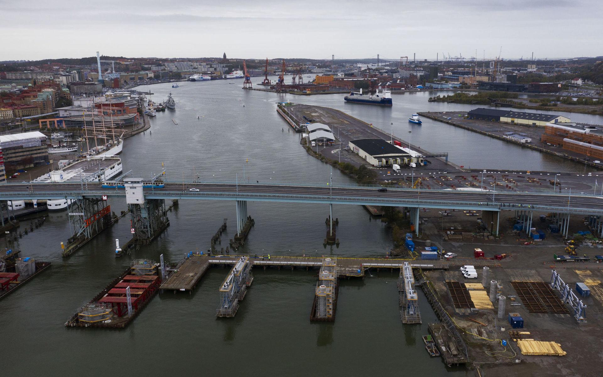 Delarna till den nya Götaälvbron kommer levererade på ett fartyg.