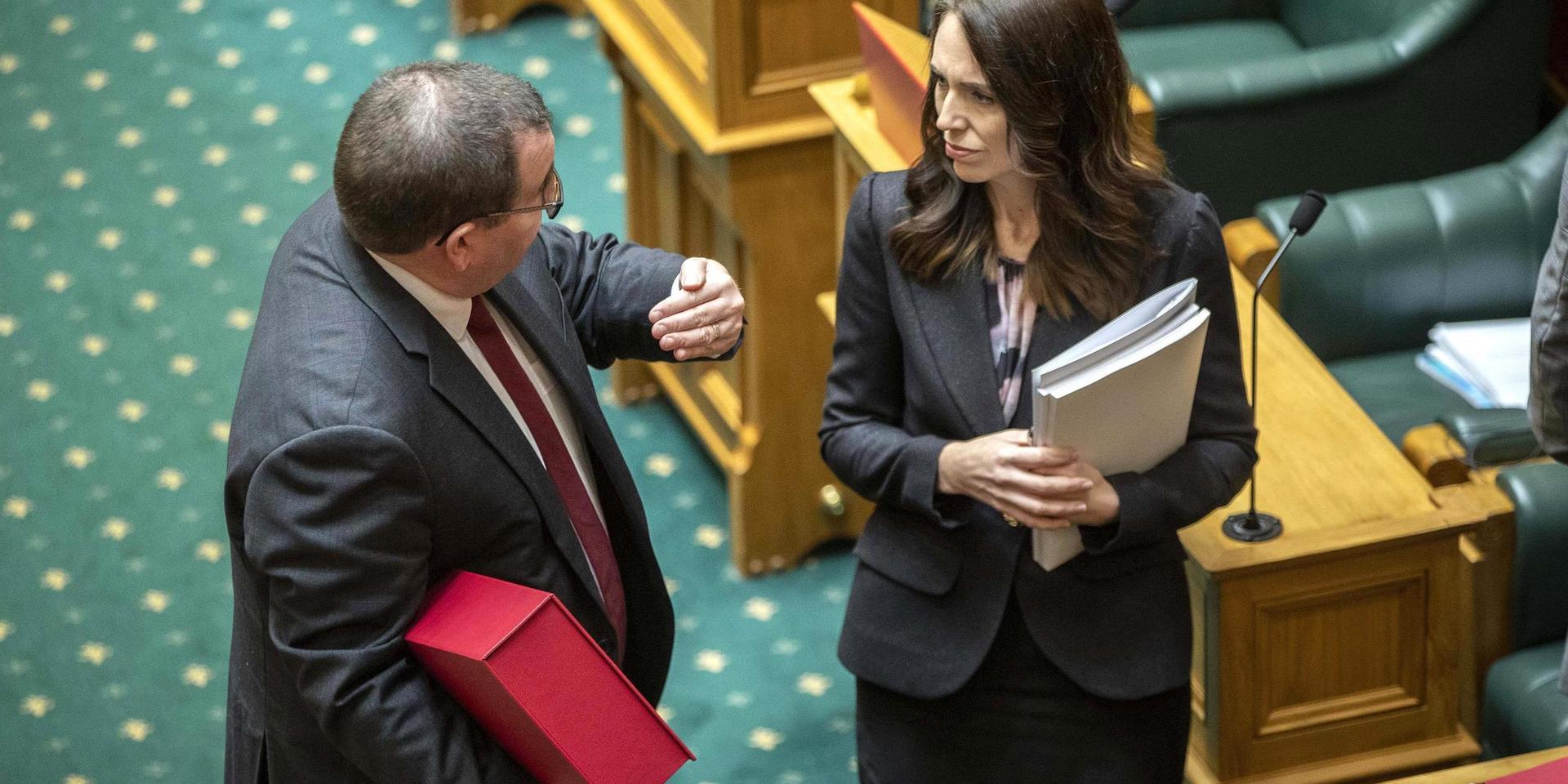 Nya Zeelands finansminister Grant Robertson samspråkar med premiärminister Jacinda Ardern när årets budget lades fram i maj. 