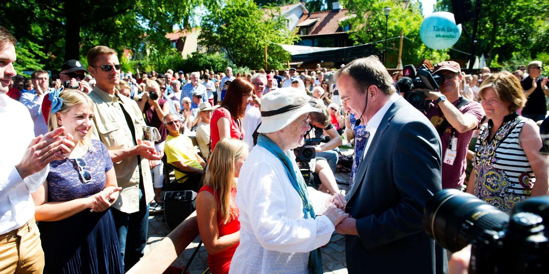Socialdemokraternas Stefan Löfven hälsar på Lisbeth Palme med ett hjärtligt dubbelfattat handslag. 
