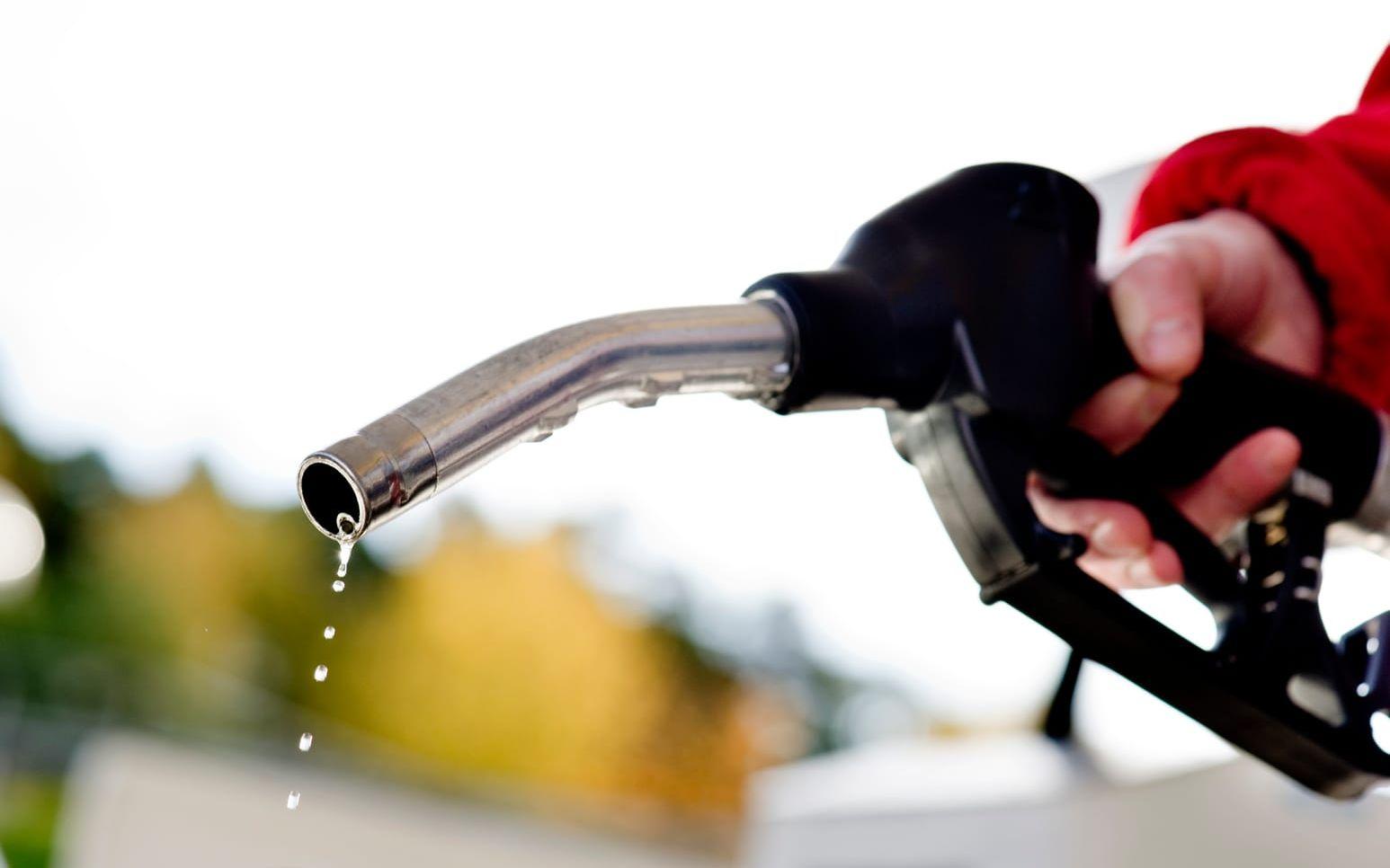 Skatten sänks 1 maj. Men äts snabbt upp av skenande oljepris.