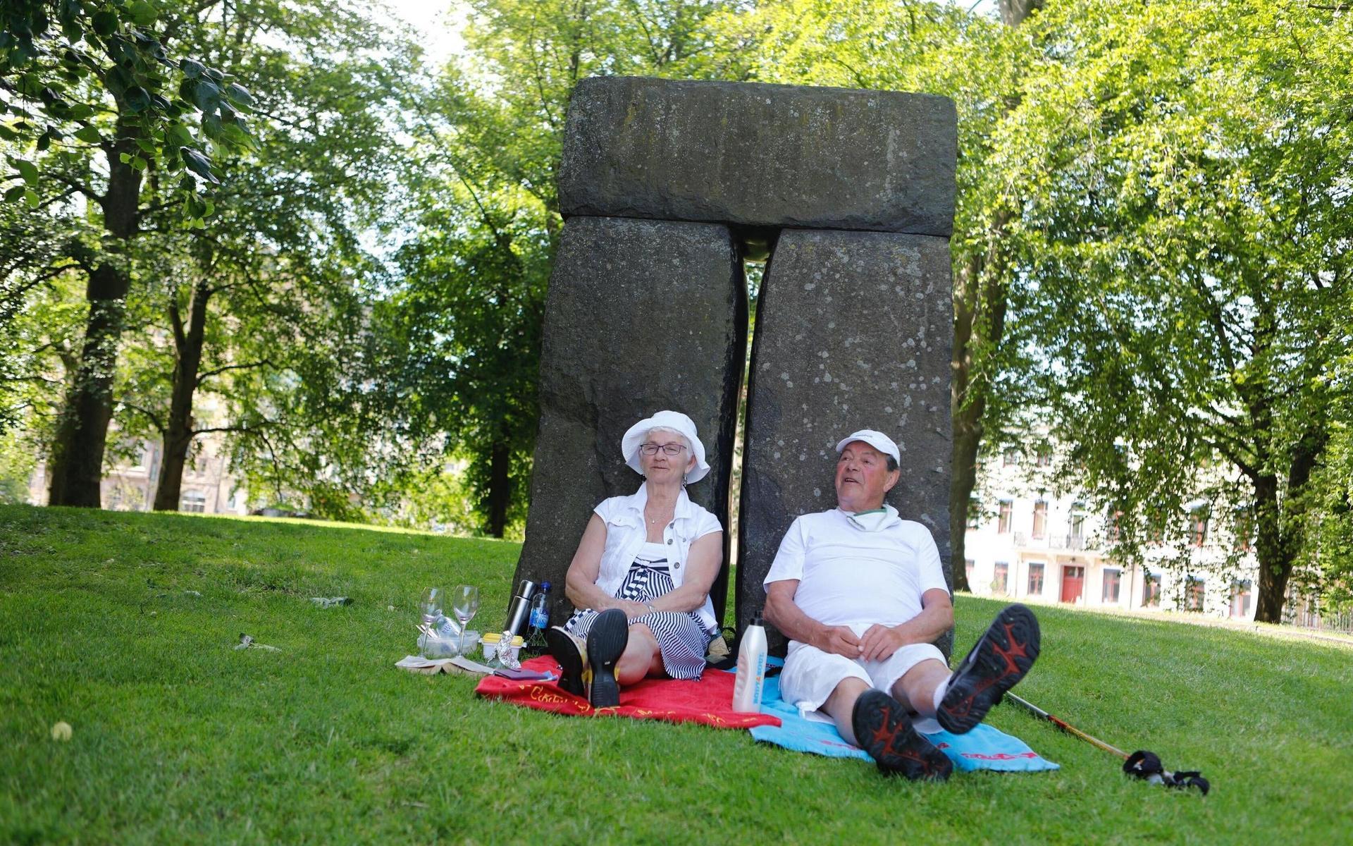 Birgitta och Karl Göran Burlin hade tagit med sig lunchen till Trädgårdsföreningen.