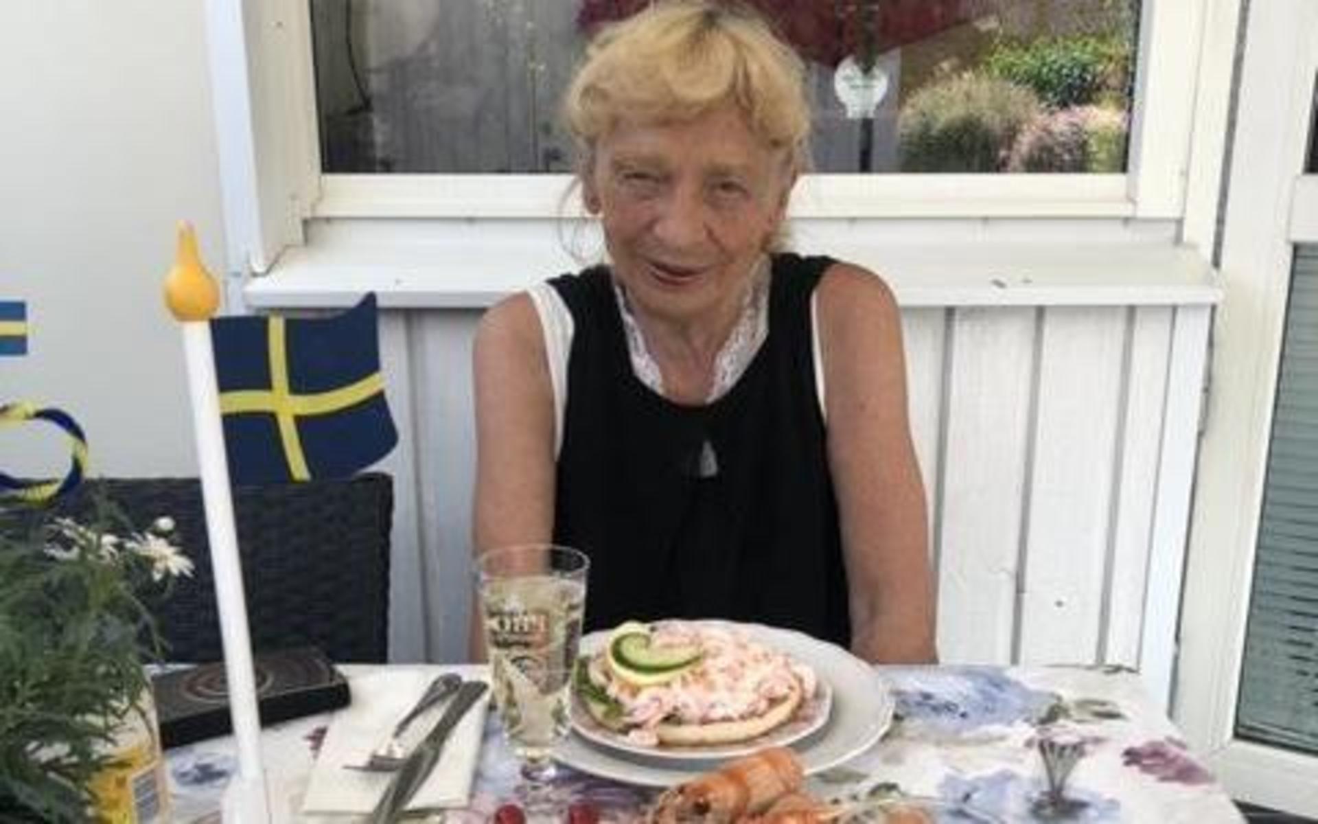 ”Firar med min fina mor i hennes trägård med lite Prosecco, kräftor och räksmörgås. Vi har valt att vara själva i år pga av Corona. Vi håller avstånd :-)”, skriver Petra Smalström.
